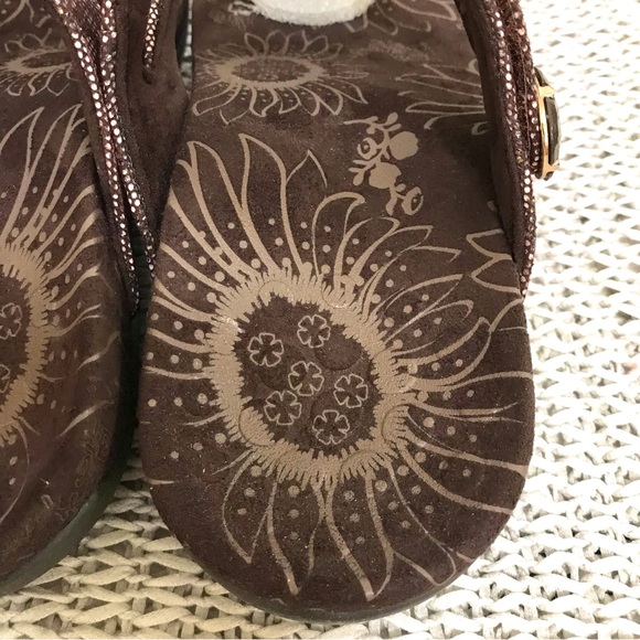 NIB Vionic Cocoa Sandals in Bronze Snake - Picture 11 of 16